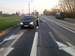 Policjant sprawdza trzeźwość kierowcy