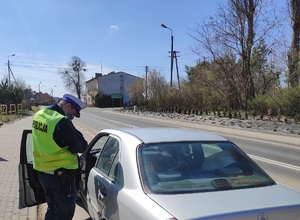 Policjant RD kontroluje kierowcę mercedesa