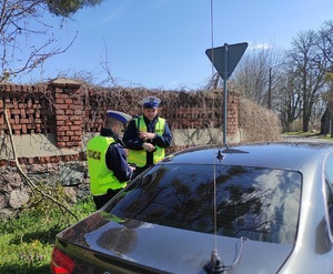 Policjanci RD kontrolują kierowcę