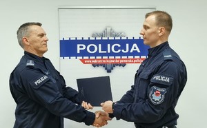 Policjant dziękuje jednemu z policjantów