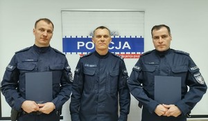 Komendant z wyróżnionymi policjantami