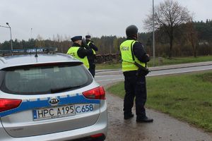 Policjant na posterunku blokadowym.