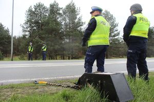 Policjanci z przygotowana kolczatką.