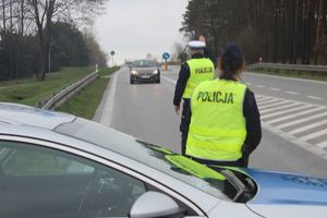 policjant zatrzymuje ręką pojazd do kontroli