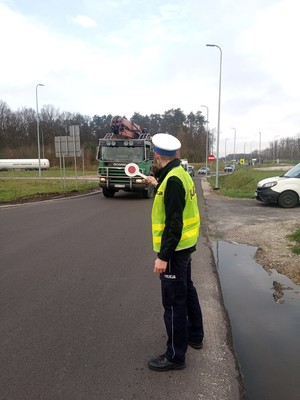 Policjant zatrzymuje kierowcę stara