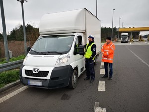 Policjant kontroluje trzeźwość kierowcy dostawczaka