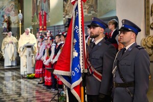 widok na poczet sztandarowy w kościele