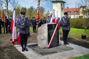 Warta honorowa przy pomniku.