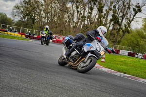 Dwóch policjantów jedzie na motocyklach po torze wyścigowym