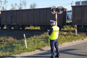 Policjant RD robi oględziny miejsca zdarzenia