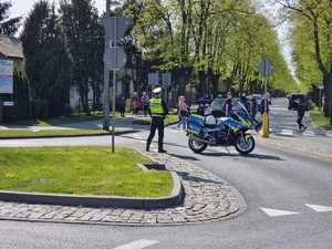 policjant stoi na skrzyżowaniu