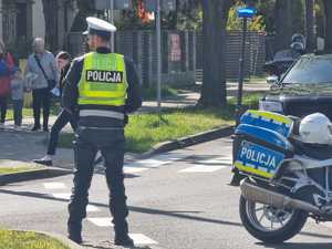 policjant obserwuje ruch na drodze