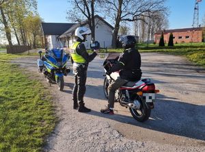 Policjant podczas kontroli prędkości.