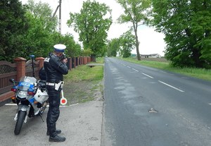 Policjant RD na motocyklu mierzy prędkość