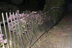 Rozwalone metalowe ogrodzenie