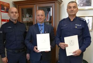 Policjanci i burmistrz z porozumieniem.