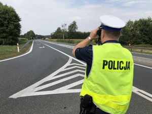 Policjant z lornetką.