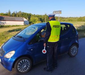 Policjant kontroluje kierowcę mercedesa