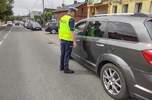 Policjant kontroluje kierowcę, który popełnił wykroczenie