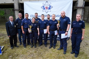 policjanci , którzy zajęli miejsca na podium razem z Pierwszym Zastępcą Komendanta Wojewódzkiego Policji w Bydgoszczy i przedstawicielami związków zawodowych oraz IPA pozują do zdjęcia