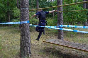 policjant zeskakuje z przeszkody