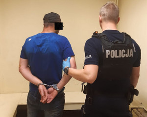 Policjant prowadzi podpalacza