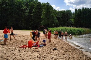 widok z daleka na uczestników szkolenia stojących na plaży