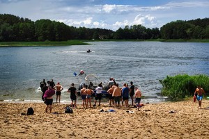 widok z daleka na uczestników szkolenia stojących na plaży