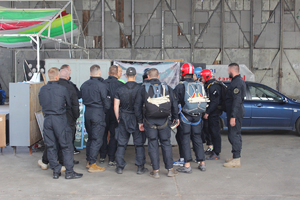 Policjanci w hangarze podczas odprawy przed skokami treningowymi.
