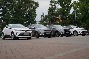 cztery nowe pojazdy marki Toyota oraz Suzuki stoją na placu obok siebie