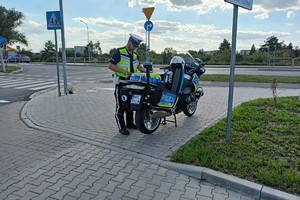 Policjant na motocyklu.