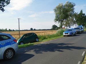 Zatrzymane auto uciekiniera stoi na poboczu, a przed nim i za nim policyjne radiowozy