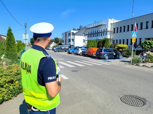 Policjant kontroluje ruch drogowy przy przejściu dla pieszych