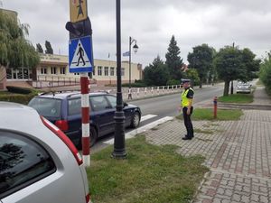 Policjant przy przejściu dla pieszych.