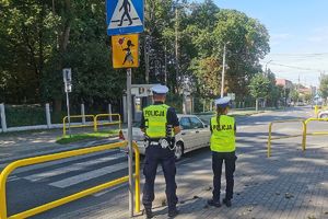 Policjanci przy przejściu.