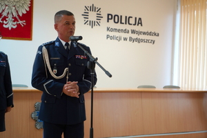 pierwszy zastępca komendanta wojewódzkiego policji w bydgoszczy przemawia przez mikrofon