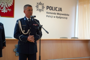 pierwszy zastępca komendanta wojewódzkiego policji w bydgoszczy przemawia przez mikrofon