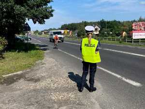 policjantka stoi przy drodze