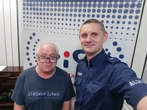 policjant pozuje do zdjęcia z mężczyzną