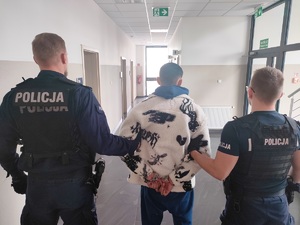 Policjanci prowadzą podejrzanego