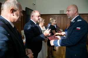 Komendant przekazuje dokumenty marszałkowi województwa