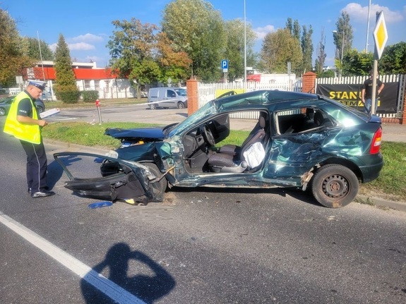 Widok na rozbity samochód biorący udział w wypadku