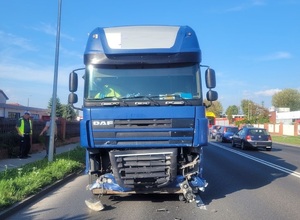 Widok na rozbity samochód biorący udział w wypadku