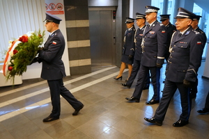 Kadra kierownicza kujawsko-pomorskiej Policji składa wieńce i hołd poległym funkcjonariuszom przy tablicy pamięci w KWP w Bydgoszczy oraz przy Kamieniu Pamięci przy KMP w Bydgoszczy