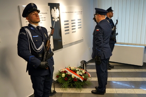 Kadra kierownicza kujawsko-pomorskiej Policji składa wieńce i hołd poległym funkcjonariuszom przy tablicy pamięci w KWP w Bydgoszczy oraz przy Kamieniu Pamięci przy KMP w Bydgoszczy