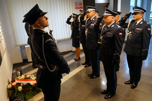 Kadra kierownicza kujawsko-pomorskiej Policji składa wieńce i hołd poległym funkcjonariuszom przy tablicy pamięci w KWP w Bydgoszczy oraz przy Kamieniu Pamięci przy KMP w Bydgoszczy