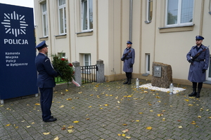 Kadra kierownicza kujawsko-pomorskiej Policji składa wieńce i hołd poległym funkcjonariuszom przy tablicy pamięci w KWP w Bydgoszczy oraz przy Kamieniu Pamięci przy KMP w Bydgoszczy