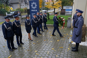 Kadra kierownicza kujawsko-pomorskiej Policji składa wieńce i hołd poległym funkcjonariuszom przy tablicy pamięci w KWP w Bydgoszczy oraz przy Kamieniu Pamięci przy KMP w Bydgoszczy