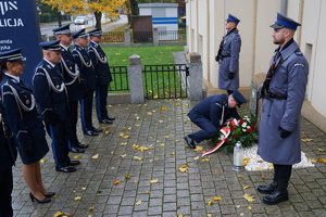 Kadra kierownicza kujawsko-pomorskiej Policji składa wieńce i hołd poległym funkcjonariuszom przy tablicy pamięci w KWP w Bydgoszczy oraz przy Kamieniu Pamięci przy KMP w Bydgoszczy