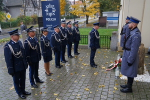 Kadra kierownicza kujawsko-pomorskiej Policji składa wieńce i hołd poległym funkcjonariuszom przy tablicy pamięci w KWP w Bydgoszczy oraz przy Kamieniu Pamięci przy KMP w Bydgoszczy